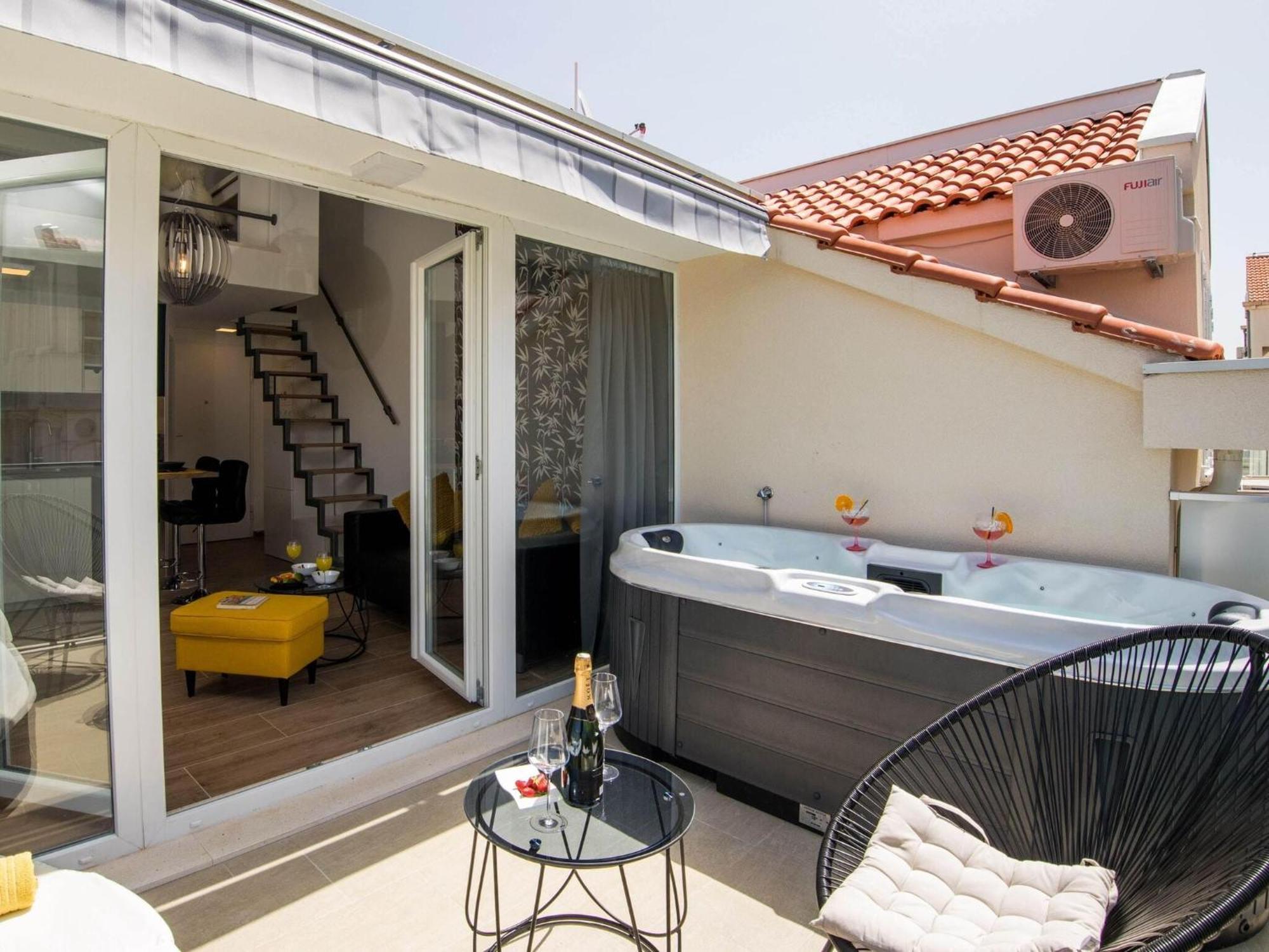 Velvet - With Hot Tub Apartment *